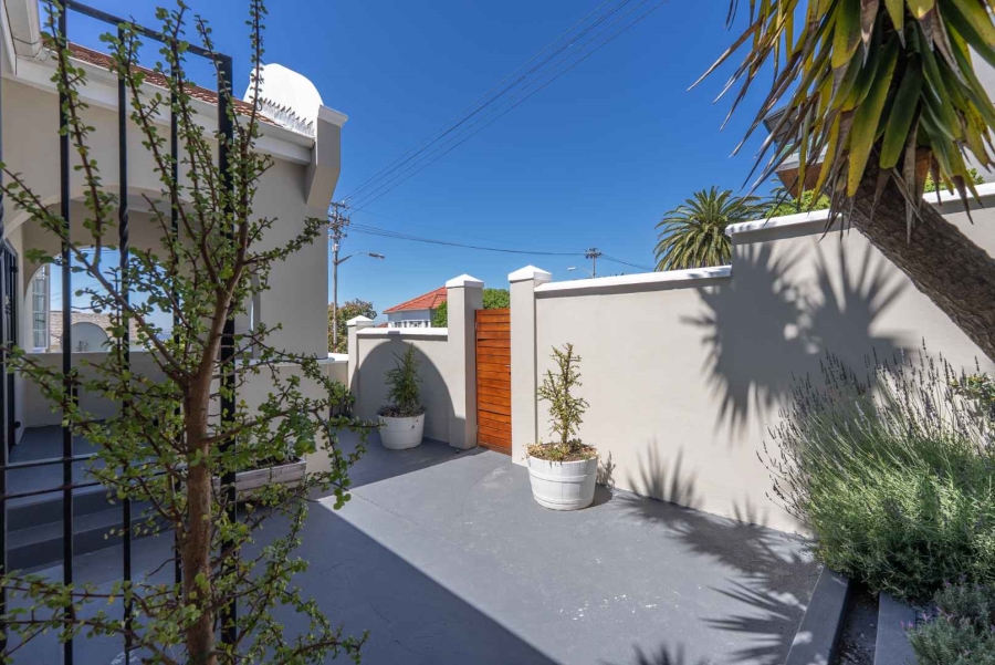 5 Bedroom Property for Sale in Green Point Western Cape